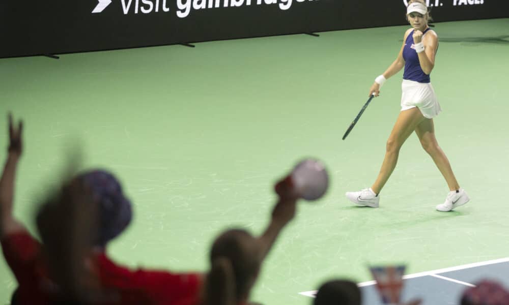 La tenista británica Katie Boulter durante su partido con victoria contra la canadiense Leylah Fernandez perteneciente a los cuartos de final de la Billie Jean King Cup, disputado este domingo en Málaga. EFE/Álvaro Cabrera