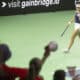 La tenista británica Katie Boulter durante su partido con victoria contra la canadiense Leylah Fernandez perteneciente a los cuartos de final de la Billie Jean King Cup, disputado este domingo en Málaga. EFE/Álvaro Cabrera