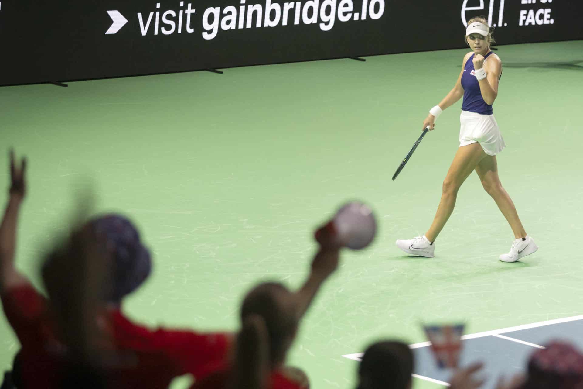 La tenista británica Katie Boulter durante su partido con victoria contra la canadiense Leylah Fernandez perteneciente a los cuartos de final de la Billie Jean King Cup, disputado este domingo en Málaga. EFE/Álvaro Cabrera