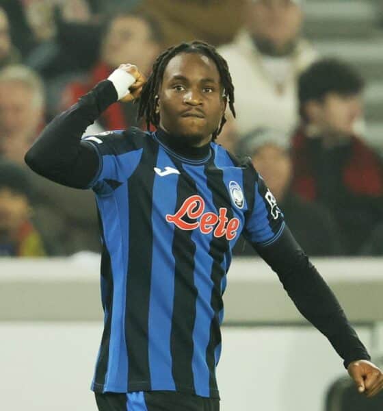 El jugador del Atalanta Ademola Lookman celebra el 0-1 durante el partido de la UEFA Champions League que han disputado VfB Stuttgart y Atalanta BC, en Stuttgart, Alemania. EFE/EPA/RONALD WITTEK