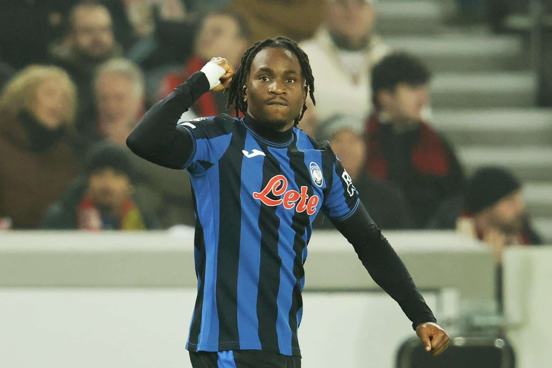 El jugador del Atalanta Ademola Lookman celebra el 0-1 durante el partido de la UEFA Champions League que han disputado VfB Stuttgart y Atalanta BC, en Stuttgart, Alemania. EFE/EPA/RONALD WITTEK