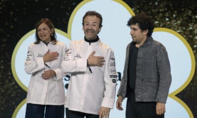 Nacho y Esther Manzano junto a su sobrino Jesús (d), del Restaurante Casa Marcial de Arriondas, Asturias, único restaurante que ha conseguido este martes las tres estrellas de la Guía Michelín en su edición de 2025 de la gastronomía española, celebrada en el Auditorio Víctor Villegas de Murcia. EFE/Marcial Guillén