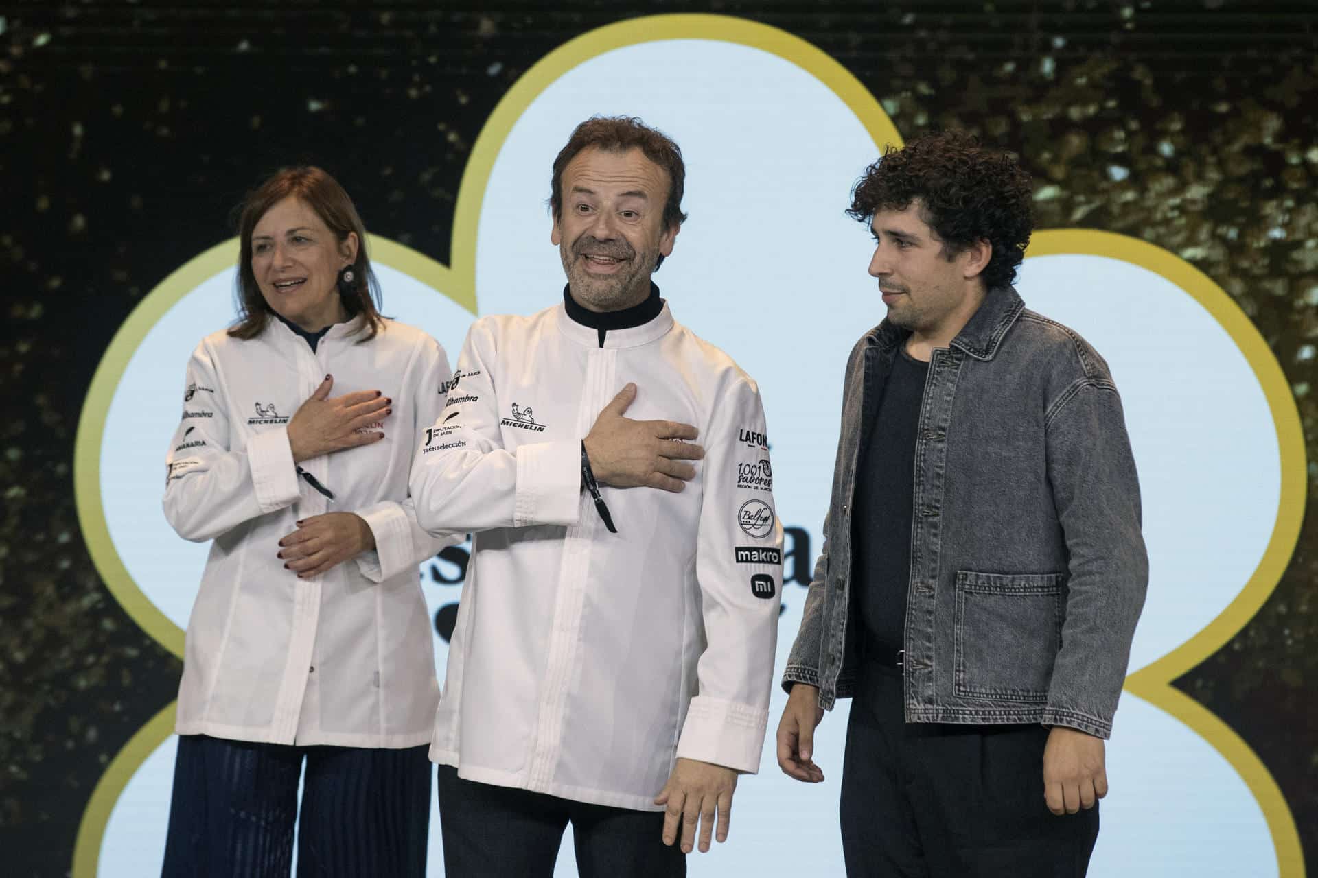 Nacho y Esther Manzano junto a su sobrino Jesús (d), del Restaurante Casa Marcial de Arriondas, Asturias, único restaurante que ha conseguido este martes las tres estrellas de la Guía Michelín en su edición de 2025 de la gastronomía española, celebrada en el Auditorio Víctor Villegas de Murcia. EFE/Marcial Guillén