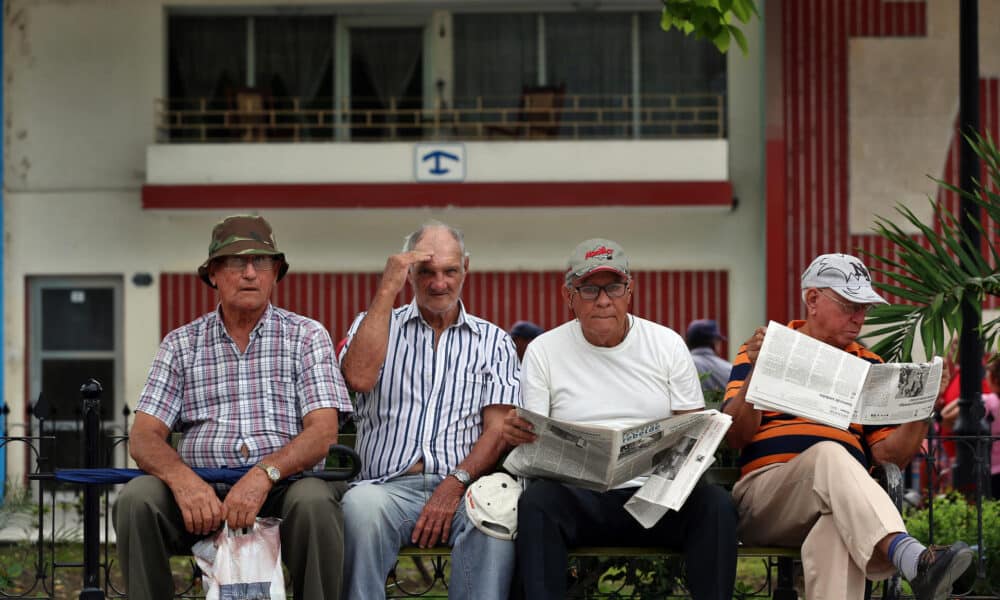 Fotografía de archivo de varios cubanos de la tercera edad que están sentados en el banco de un parque en Holguín (Cuba). EFE/Alejandro Ernesto