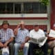 Fotografía de archivo de varios cubanos de la tercera edad que están sentados en el banco de un parque en Holguín (Cuba). EFE/Alejandro Ernesto