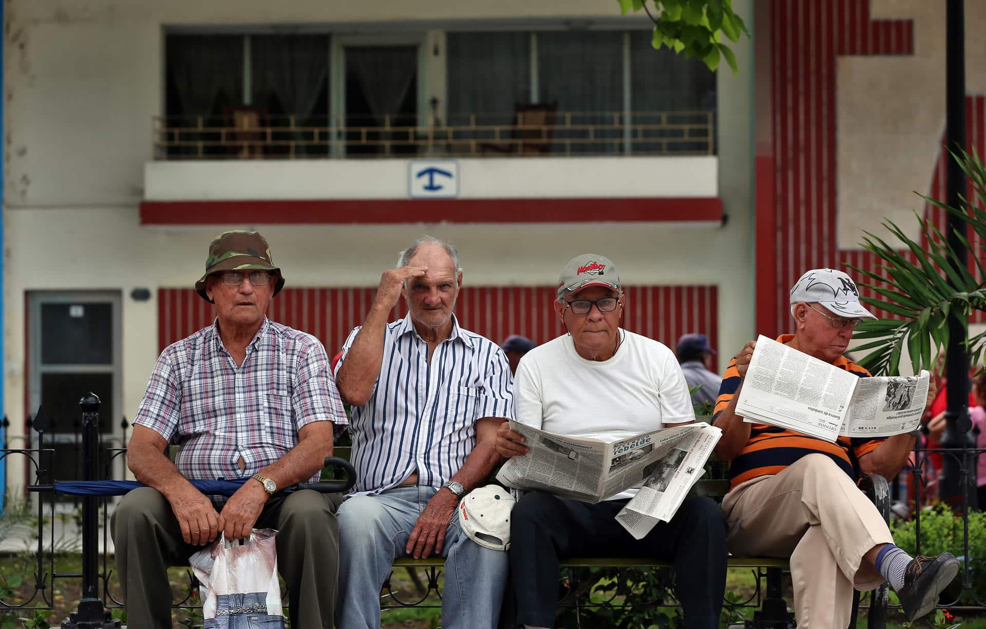 Fotografía de archivo de varios cubanos de la tercera edad que están sentados en el banco de un parque en Holguín (Cuba). EFE/Alejandro Ernesto