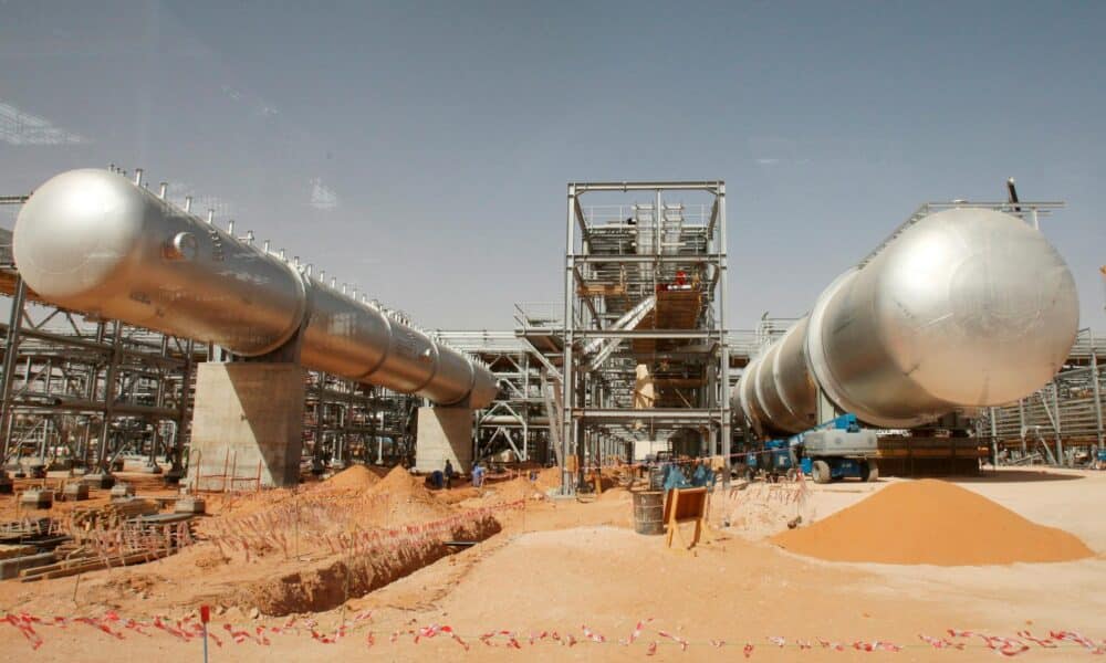 Imagen de archivo de unas instalaciones de una planta petrolífera en el desierto, a unos 160 kilómetros de Riad, de la compañía estatal Aramco. EFE/ Ali Haider