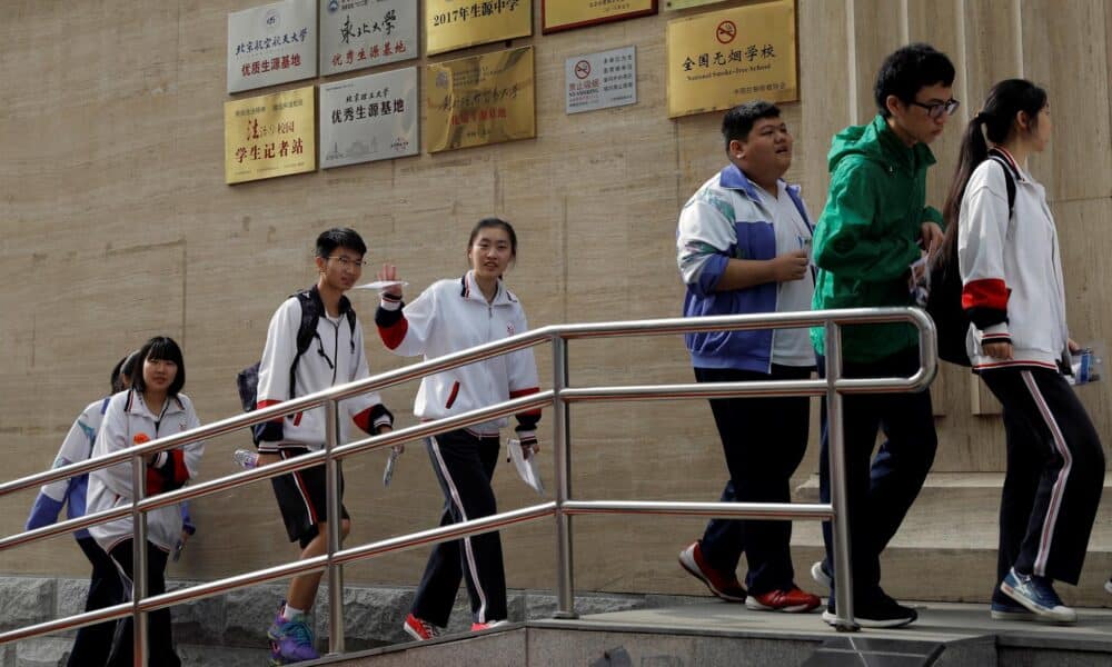 Fotografía de archivo en donde estudiantes chinos ingresan a la escuela secundaria Chenjinglun de Pekín (China). EFE / WU HONG