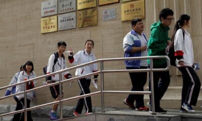 Fotografía de archivo en donde estudiantes chinos ingresan a la escuela secundaria Chenjinglun de Pekín (China). EFE / WU HONG