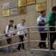 Fotografía de archivo en donde estudiantes chinos ingresan a la escuela secundaria Chenjinglun de Pekín (China). EFE / WU HONG