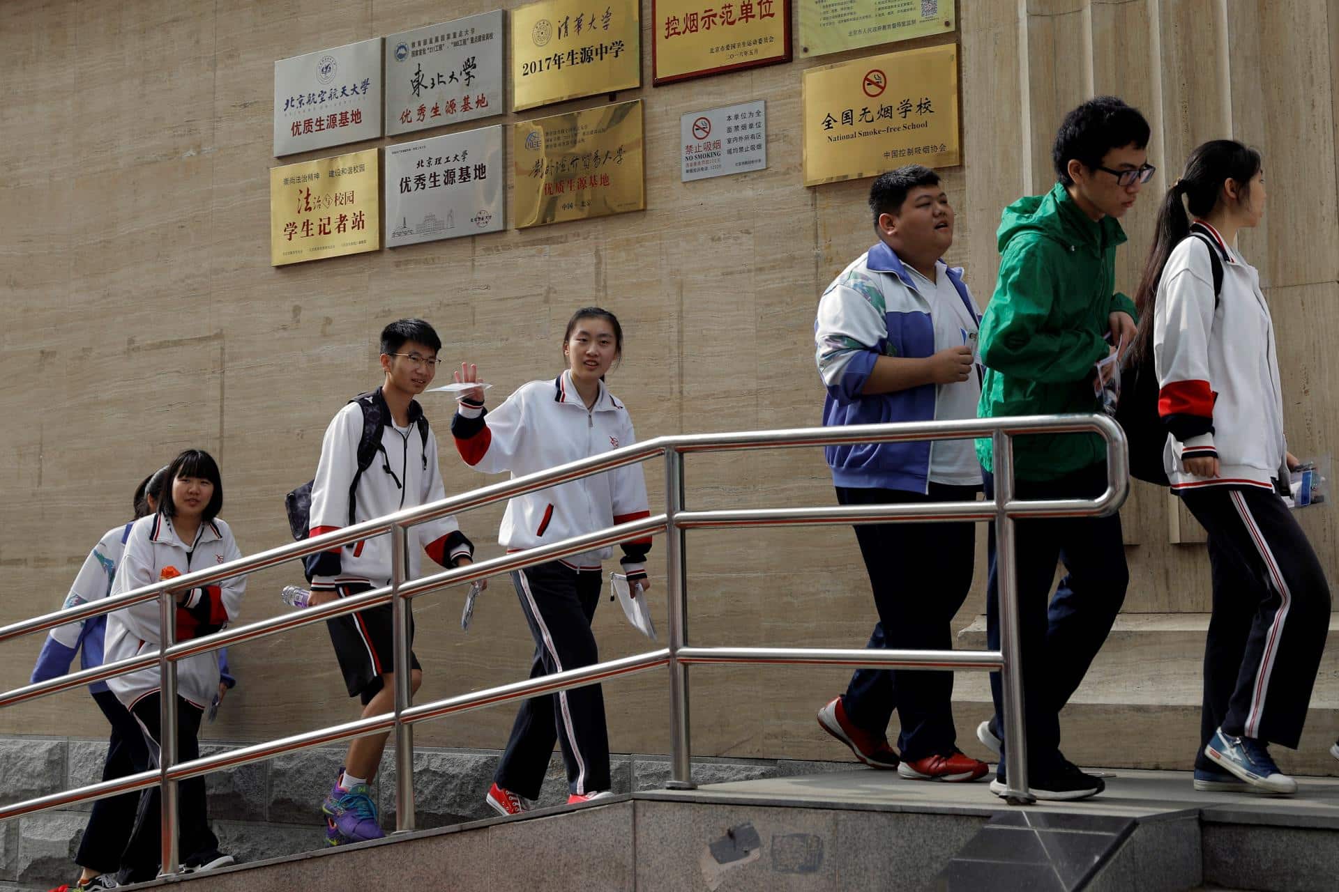 Fotografía de archivo en donde estudiantes chinos ingresan a la escuela secundaria Chenjinglun de Pekín (China). EFE / WU HONG