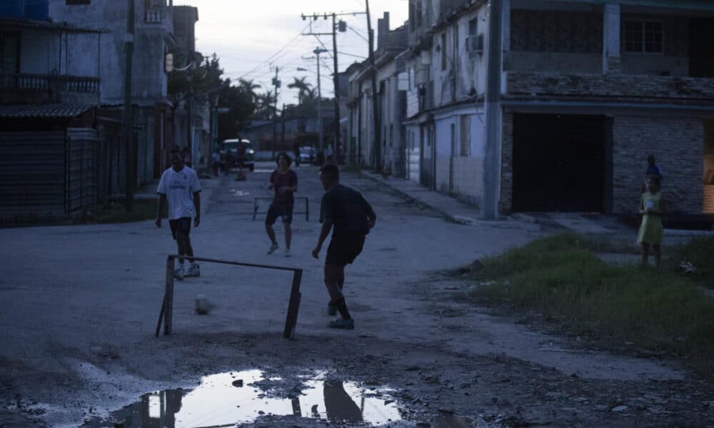 Foto de archivo de varios jóvenes jugando fútbol durante un apagón en el municipio Cerro, en La Habana (Cuba). EFE/ Yander Zamora