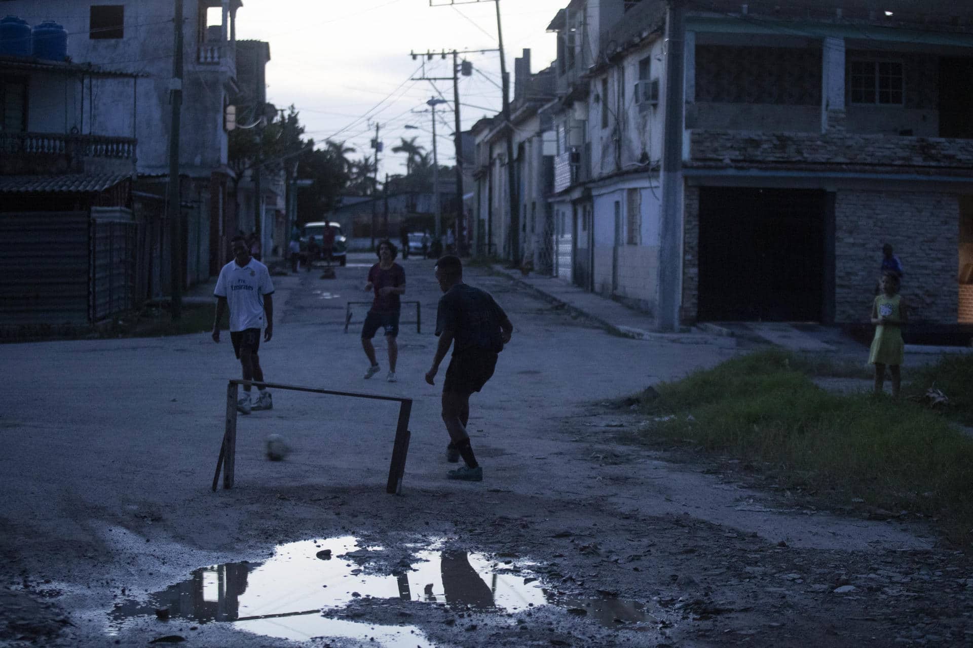 Foto de archivo de varios jóvenes jugando fútbol durante un apagón en el municipio Cerro, en La Habana (Cuba). EFE/ Yander Zamora