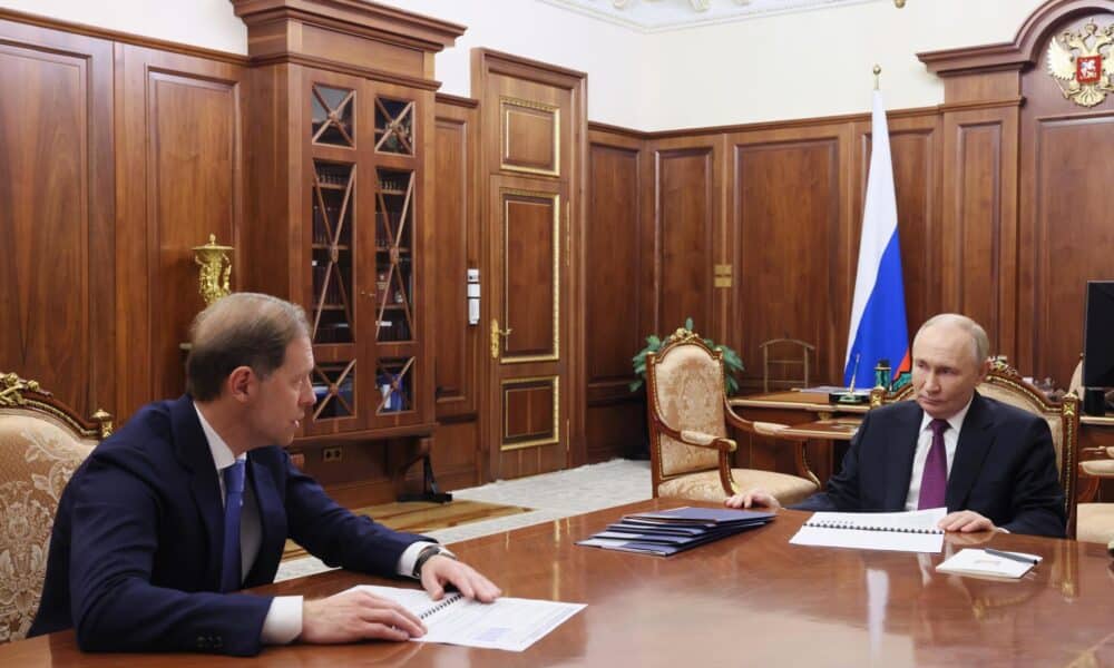 Vladimir Putin (dcha) y Denis Manturov en el Kremlin, Moscú. EFE/EPA/VYACHESLAV PROKOFYEV/KREMLIN / POOL MANDATORY CREDIT