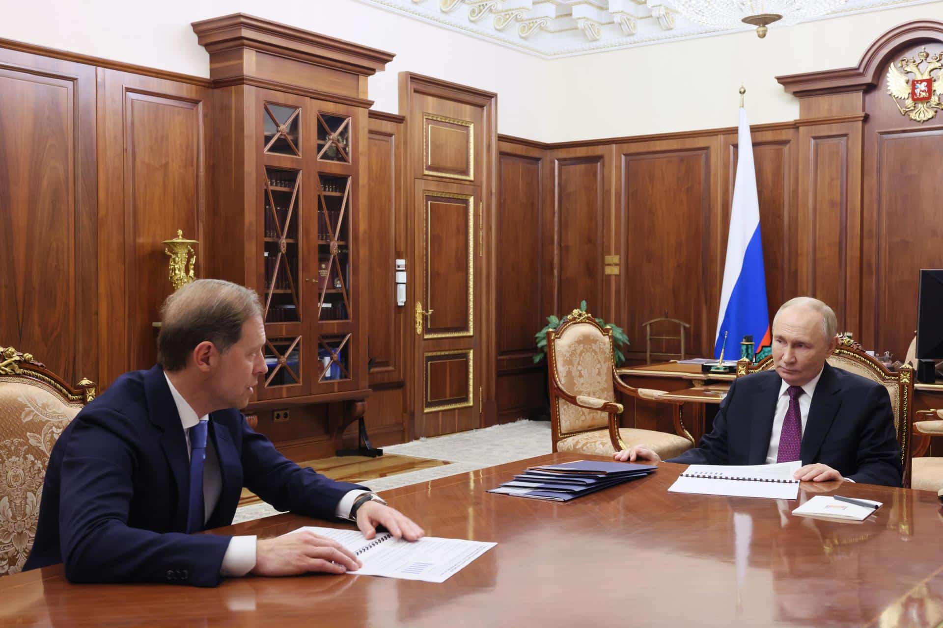 Vladimir Putin (dcha) y Denis Manturov en el Kremlin, Moscú. EFE/EPA/VYACHESLAV PROKOFYEV/KREMLIN / POOL MANDATORY CREDIT