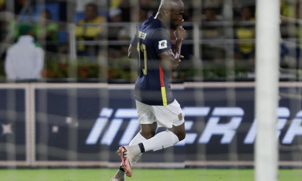 Enner Valencia, delantero de Ecuador, fue registrado este mates, 19 de noviembre, al celebrar un gol que le anotó a Colombia, durante un partido de la fecha 12 de las eliminatorias sudamericanas al Mundial FIFA de 2026, en el estadio Metropolitano de Barranquilla (Colombia). EFE/Ricardo Maldonado