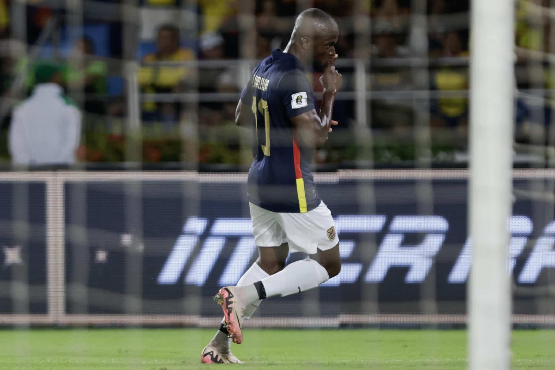 Enner Valencia, delantero de Ecuador, fue registrado este mates, 19 de noviembre, al celebrar un gol que le anotó a Colombia, durante un partido de la fecha 12 de las eliminatorias sudamericanas al Mundial FIFA de 2026, en el estadio Metropolitano de Barranquilla (Colombia). EFE/Ricardo Maldonado