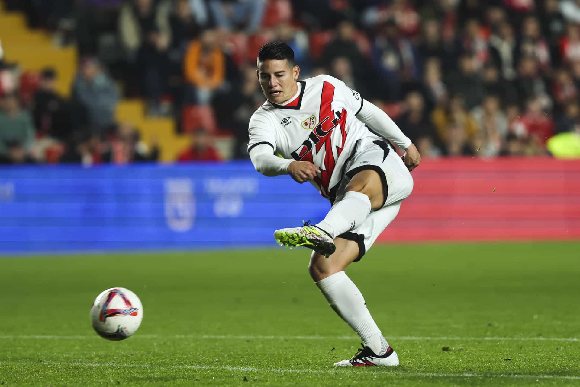 El centrocampista del Rayo James Rodríguez, durante el partido de LaLiga que Rayo Vallecano y UD Las Palmas disputado este viernes en el Nuevo Estadio de Vallecas. EFE/Kiko Huesca