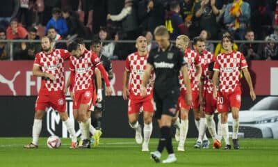 Los jugadores del Girona celebran el gol marcado por su compañero Sergio ante el Leganés, el cuarto del equio, durante el partido de la 12ª jornada de LaLiga que el Girona y el Leganés disputaron en el estadio de Montilivi, en Girona. EFE/Siu Wu