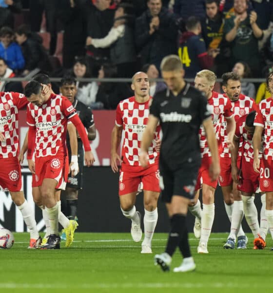 Los jugadores del Girona celebran el gol marcado por su compañero Sergio ante el Leganés, el cuarto del equio, durante el partido de la 12ª jornada de LaLiga que el Girona y el Leganés disputaron en el estadio de Montilivi, en Girona. EFE/Siu Wu