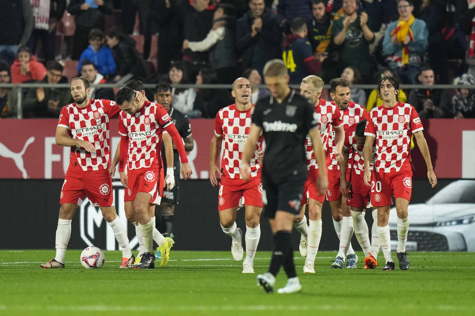 Los jugadores del Girona celebran el gol marcado por su compañero Sergio ante el Leganés, el cuarto del equio, durante el partido de la 12ª jornada de LaLiga que el Girona y el Leganés disputaron en el estadio de Montilivi, en Girona. EFE/Siu Wu