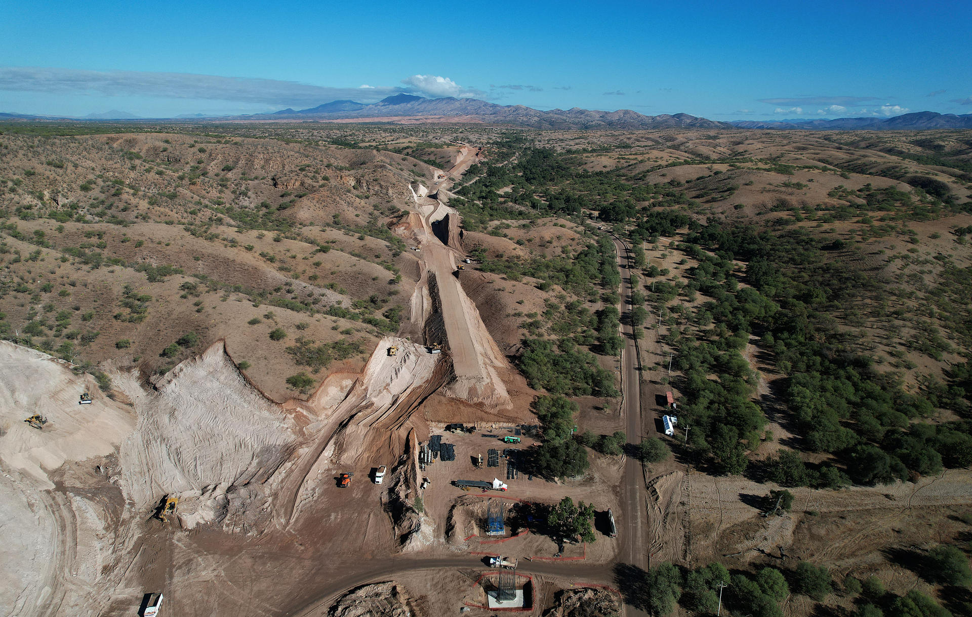 Fotografía aérea de la construcción de vías férreas este sábado, en la ciudad de Hermosillo en el estado de Sonora (México). EFE/Daniel Sánchez