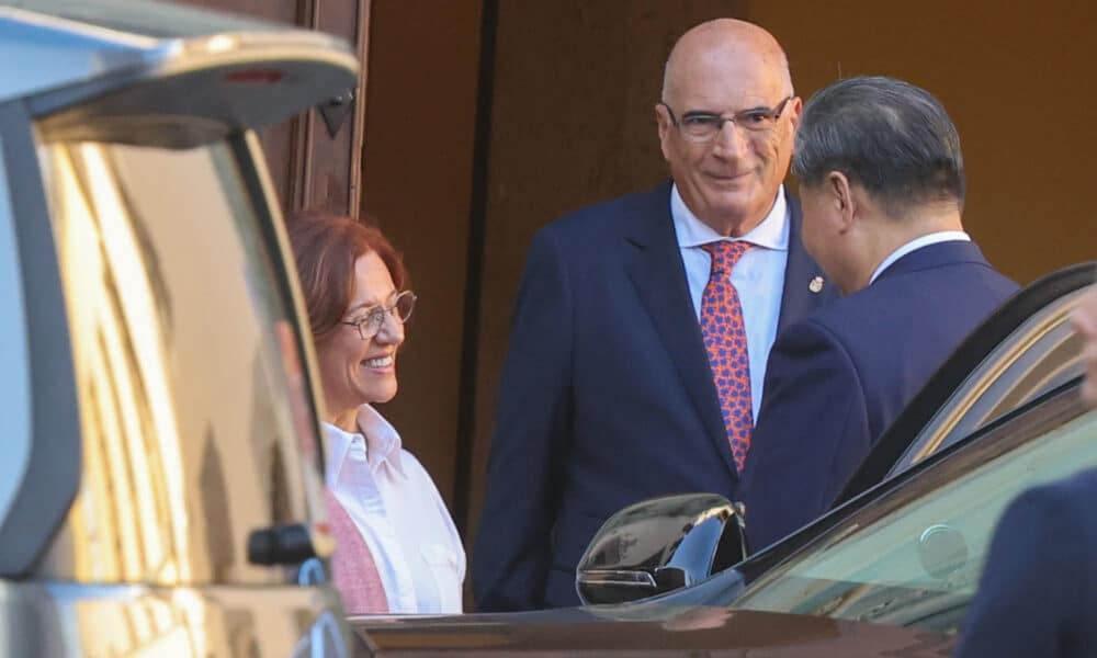 El presidente de la República Popular China, Xi Jinping (d), saluda a la directora de la Casa Museo de Colón, Carmen Gloria Rodríguez (i), y al cronista oficial de la ciudad de Las Palmas de Gran Canaria, Juan José Laforet (c), a su llegada este miércoles a la Casa de Colón de la capital grancanaria, donde se encuentra en vista privada en una escala de su viaje a Perú para asistir a la cumbre de líderes del Foro de Cooperación Económica de Asia-Pacífico.