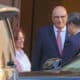 El presidente de la República Popular China, Xi Jinping (d), saluda a la directora de la Casa Museo de Colón, Carmen Gloria Rodríguez (i), y al cronista oficial de la ciudad de Las Palmas de Gran Canaria, Juan José Laforet (c), a su llegada este miércoles a la Casa de Colón de la capital grancanaria, donde se encuentra en vista privada en una escala de su viaje a Perú para asistir a la cumbre de líderes del Foro de Cooperación Económica de Asia-Pacífico.