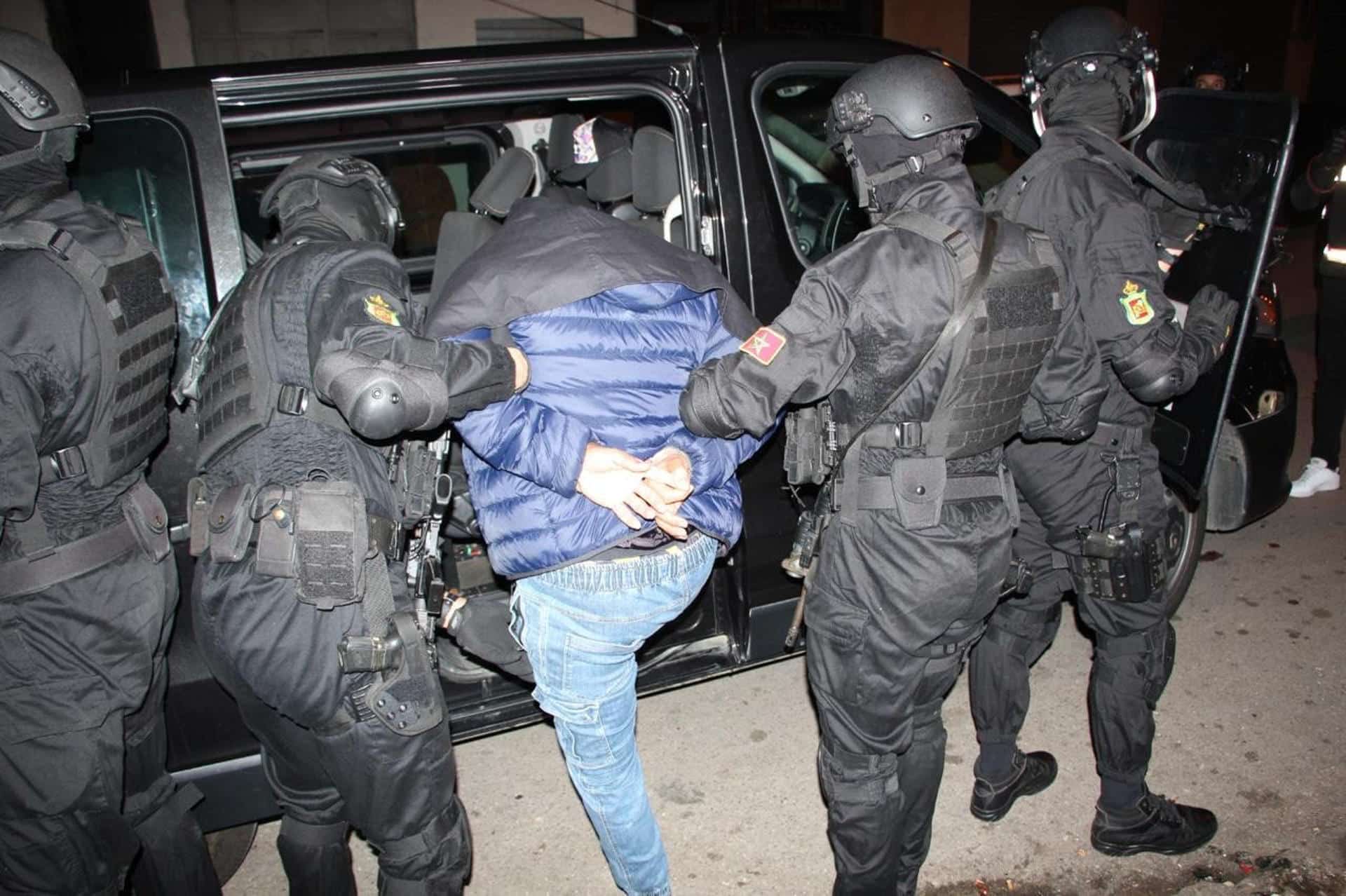 Agentes de la Oficina Central de Investigación Judicial (BCIJ, órgano antiterrorista) realizan detenciones en Tetuán y sus periferias. Las policías marroquí y española desmantelaron este viernes una célula terrorista afiliada a la rama en el Sahel de la organización yihadista Estado Islámico (Dáesh), en una operación conjunta que supuso la detención de nueve personas en las localidades marroquíes de Tetuán y Castillejos (Fnideq) y en las españolas de Madrid, Ibiza y Ceuta. Tres de los arrestados fueron detenidos en las dos localidades marroquíes y seis en las tres españolas, informa este viernes la Oficina Central de Investigación Judicial de Marruecos (BCIJ, órgano antiterrorista) en un comunicado recogido por la agencia oficial MAP.EFE/ Servicios de Seguridad de Marruecos ***SOLO USO EDITORIAL/SOLO DISPONIBLE PARA ILUSTRAR LA NOTICIA QUE ACOMPAÑA (CRÉDITO OBLIGATORIO)***