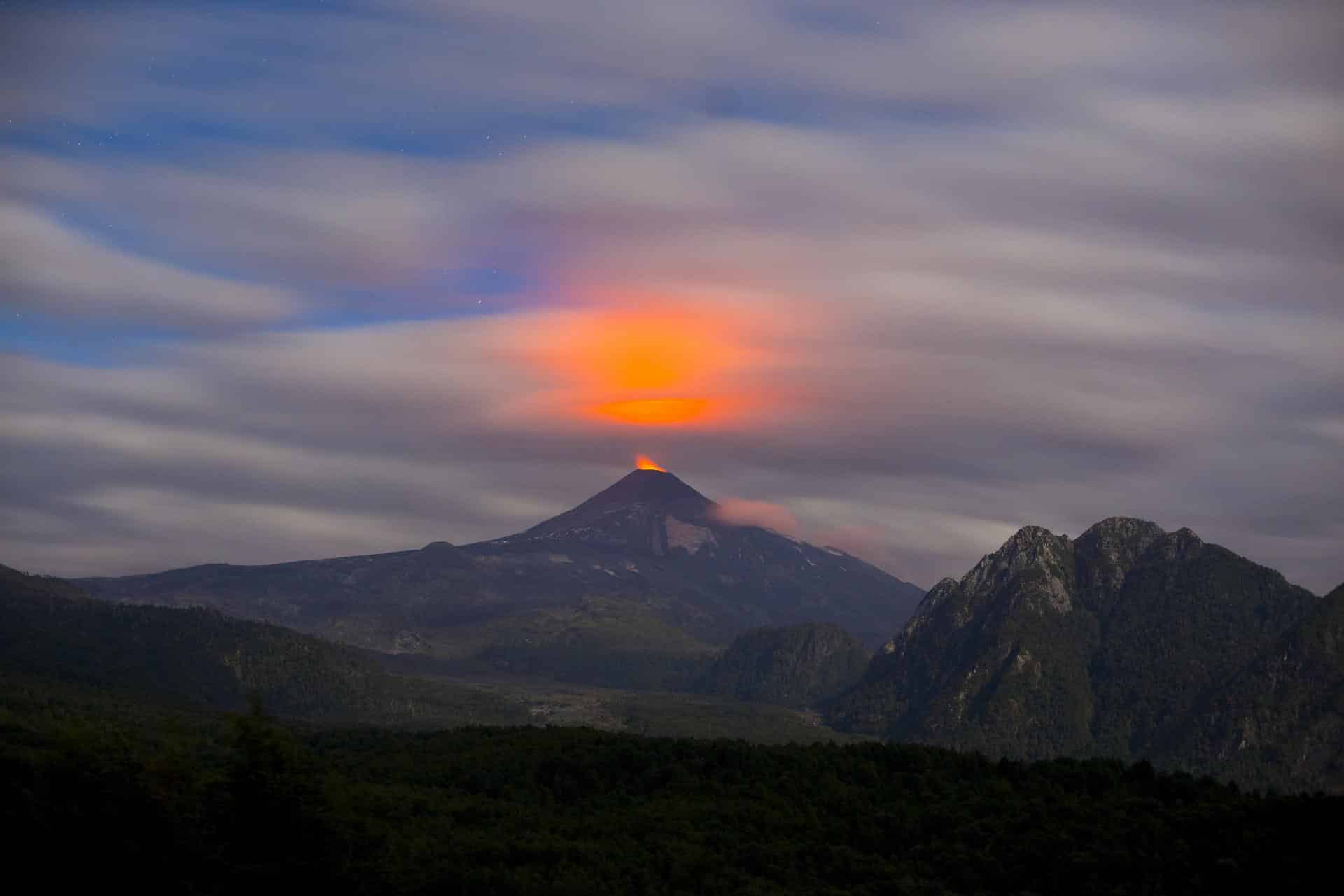 Fotografía de archivo de ofrece la vista general del volcán Villarrica, en Chile. EFE/Francisco Negroni