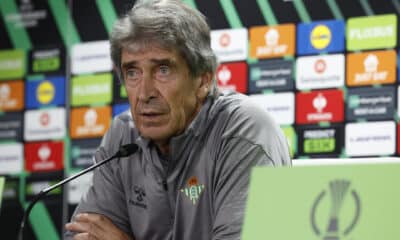 El entrenador del Real Betis , Manuel Pellegrini, durante la rueda de prensa este miércoles en el estadio Benito Villamarín de Sevilla donde mañana juegan ante el NK Celje en el tercer partido de la liguilla de la Liga Conferencia. EFE/ Julio Muñoz