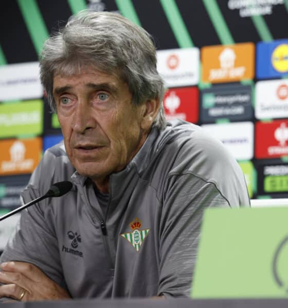 El entrenador del Real Betis , Manuel Pellegrini, durante la rueda de prensa este miércoles en el estadio Benito Villamarín de Sevilla donde mañana juegan ante el NK Celje en el tercer partido de la liguilla de la Liga Conferencia. EFE/ Julio Muñoz