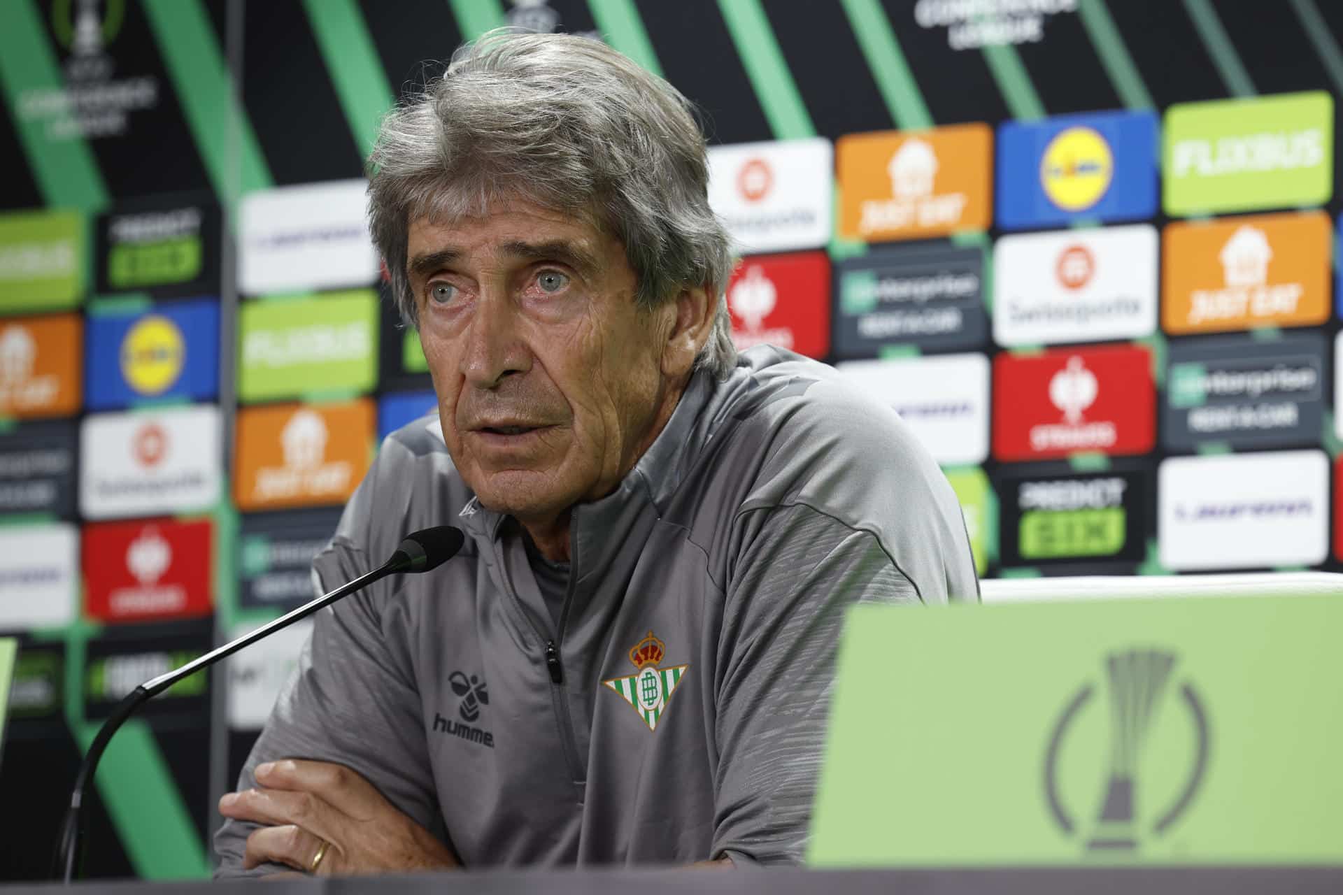 El entrenador del Real Betis , Manuel Pellegrini, durante la rueda de prensa este miércoles en el estadio Benito Villamarín de Sevilla donde mañana juegan ante el NK Celje en el tercer partido de la liguilla de la Liga Conferencia. EFE/ Julio Muñoz