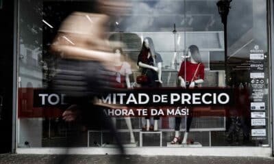 Vista de un aviso de rebajas en una tienda de ropa en San José (Costa Rica). EFE/Jeffrey Arguedas