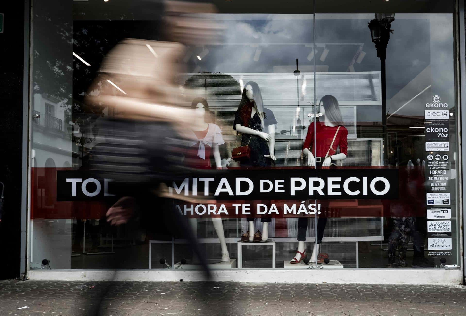 Vista de un aviso de rebajas en una tienda de ropa en San José (Costa Rica). EFE/Jeffrey Arguedas