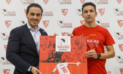 - El presidente del Sevilla FC, José María del Nido Carrasco (i) y el capitán del equipo, Jesús Navas, en la presentación hoy jueves en el estadio sevillista del evento de su despedida como futbolista profesional del Sevilla FC y de la selección española en un acto que tendrá lugar el próximo 30 de diciembre en el estadio Ramón Sánchez Pizjúan. EFE/ Raúl Caro