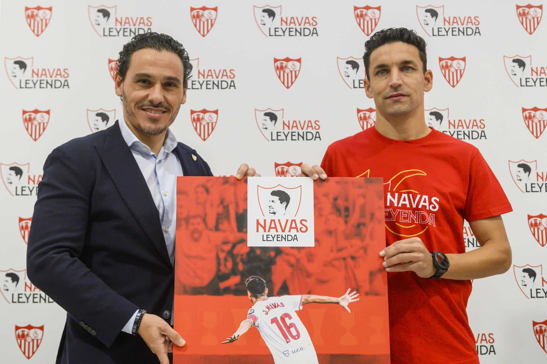 - El presidente del Sevilla FC, José María del Nido Carrasco (i) y el capitán del equipo, Jesús Navas, en la presentación hoy jueves en el estadio sevillista del evento de su despedida como futbolista profesional del Sevilla FC y de la selección española en un acto que tendrá lugar el próximo 30 de diciembre en el estadio Ramón Sánchez Pizjúan. EFE/ Raúl Caro