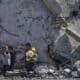 En la imagen de archivo, niños palestinos caminan junto a su casa destruida tras un ataque aéreo israelí contra el campo de refugiados de Al Maghazi, en el sur de la Franja de Gaza. EFE/EPA/MOHAMMED SABLE