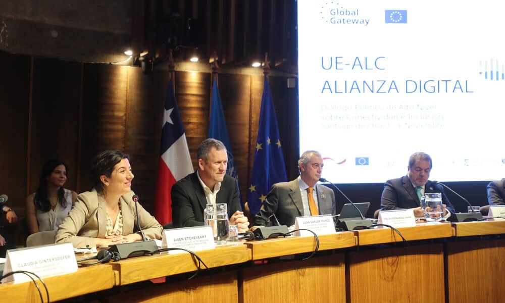 La ministra de Ciencia, Tecnología, Conocimiento e Innovación de Chile, Aisén Etcheverry (i); el ministro de Transportes y Telecomunicaciones de Chile, Juan Carlos Muñoz (2-i); el director para América Latina y el Caribe en la Dirección General de Asociaciones Internacionales (DG INTPA) de la Comisión Europea, Félix Fernández-Shaw (2-d), y el secretario ejecutivo adjunto de la Comisión Económica para América Latina y el Caribe (CepalL), Javier Medina (d), participan durante una nueva edición de ´Diálogos de Alto Nivel de la Alianza Digital Unión Europea-América Latina y el Caribe sobre Inteligencia Artificial y Conectividad´, este martes en Santiago (Chile). EFE/ Javier Martin