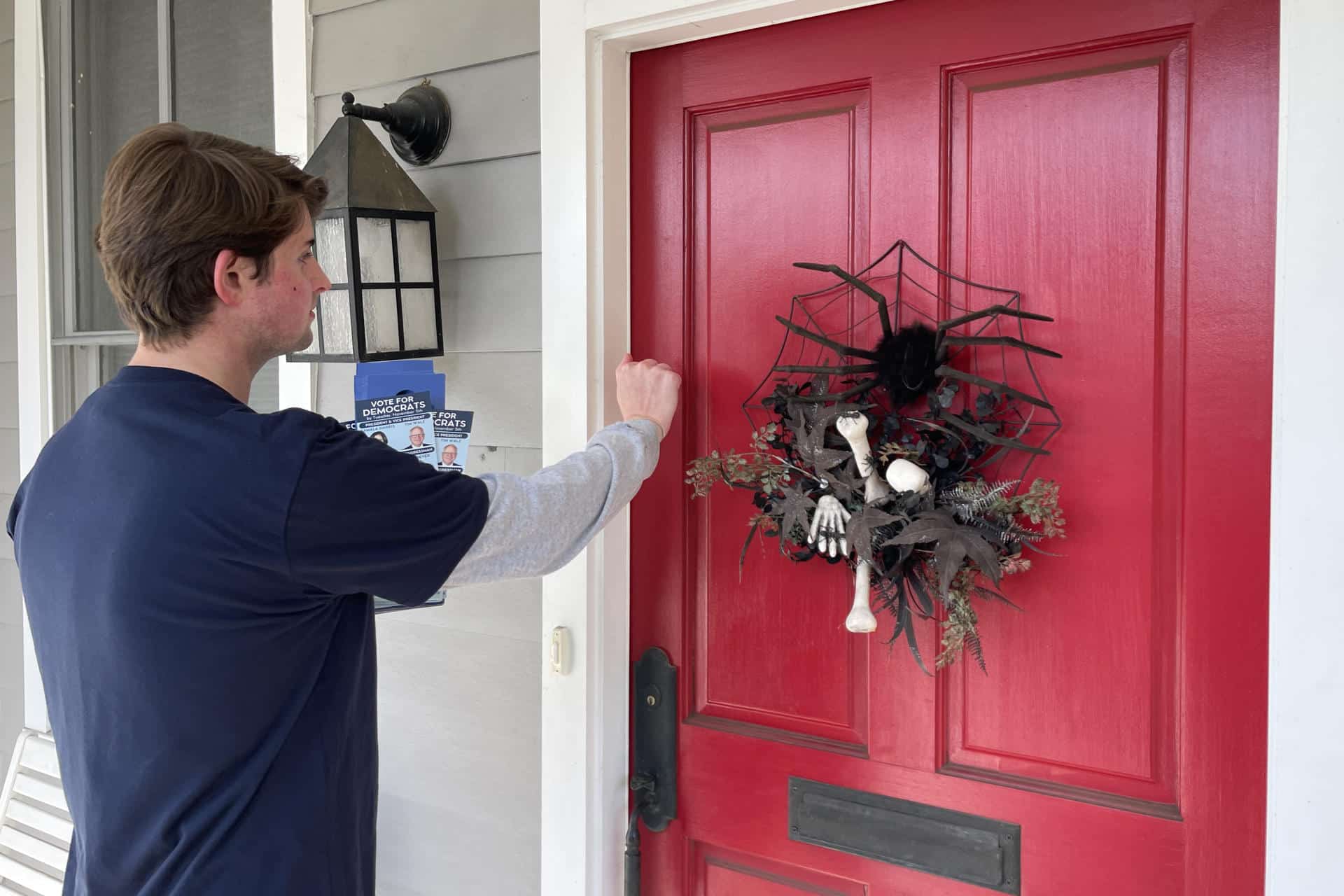 Un voluntario de la campaña de Kamala Harris deja un folleto electoral. EFE/ Esteban Capdepon