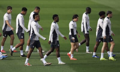 - Los jugadores del Real Madrid durante el entrenamiento del equipo en la Ciudad Deportiva de Valdebebas, este lunes, para preparar el partido de la cuarta jornada de la Liga de Campeones que mañana disputarán frente al AC Milan en el estadio Santiago Bernabéu de Madrid. EFE/Sergio Pérez