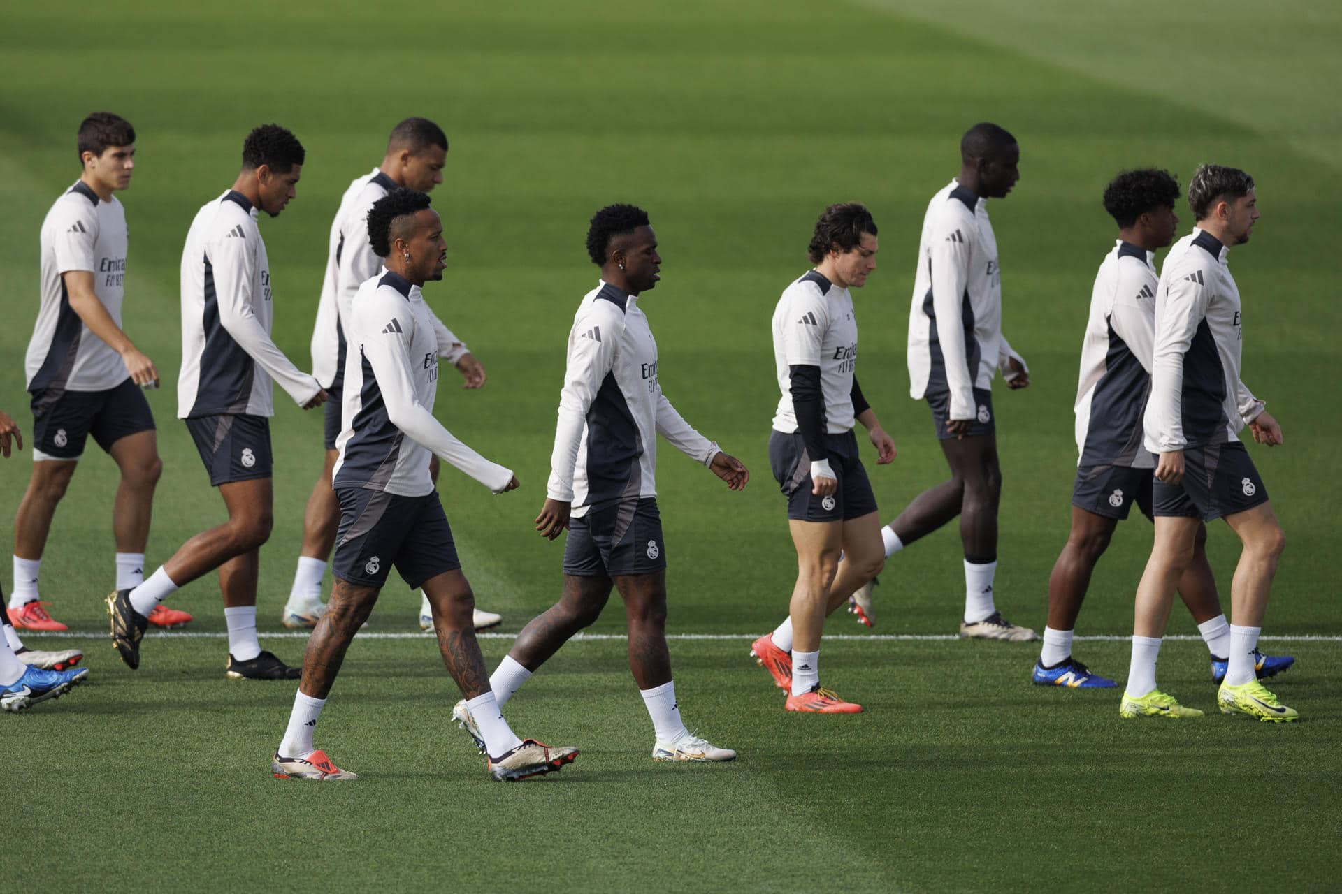 - Los jugadores del Real Madrid durante el entrenamiento del equipo en la Ciudad Deportiva de Valdebebas, este lunes, para preparar el partido de la cuarta jornada de la Liga de Campeones que mañana disputarán frente al AC Milan en el estadio Santiago Bernabéu de Madrid. EFE/Sergio Pérez