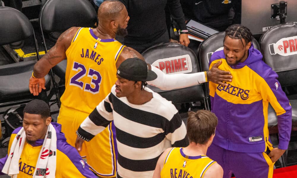 LeBron James de los Ángeles Lakers saluda a su hijo Bronny James durante un partido de la NBA ante los Toronto Raptors, este viernes en el Scotiabank Arena, en Toronto (Canadá). EFE/ Julio César Rivas