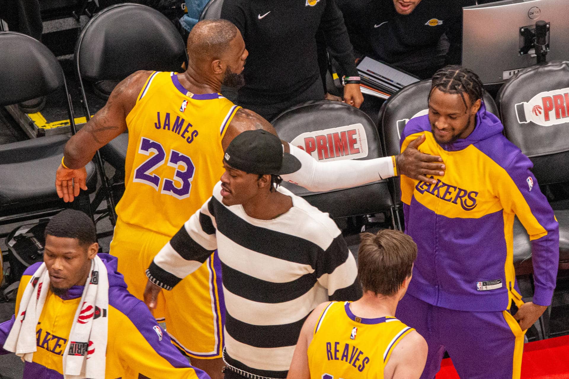 LeBron James de los Ángeles Lakers saluda a su hijo Bronny James durante un partido de la NBA ante los Toronto Raptors, este viernes en el Scotiabank Arena, en Toronto (Canadá). EFE/ Julio César Rivas