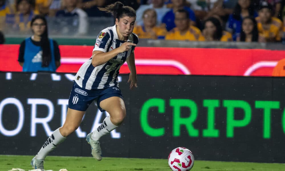 Lucia García de Rayadas controla el balón durante un juego en el estadio Universitario de la ciudad de Monterrey (México). EFE/ Miguel Sierra