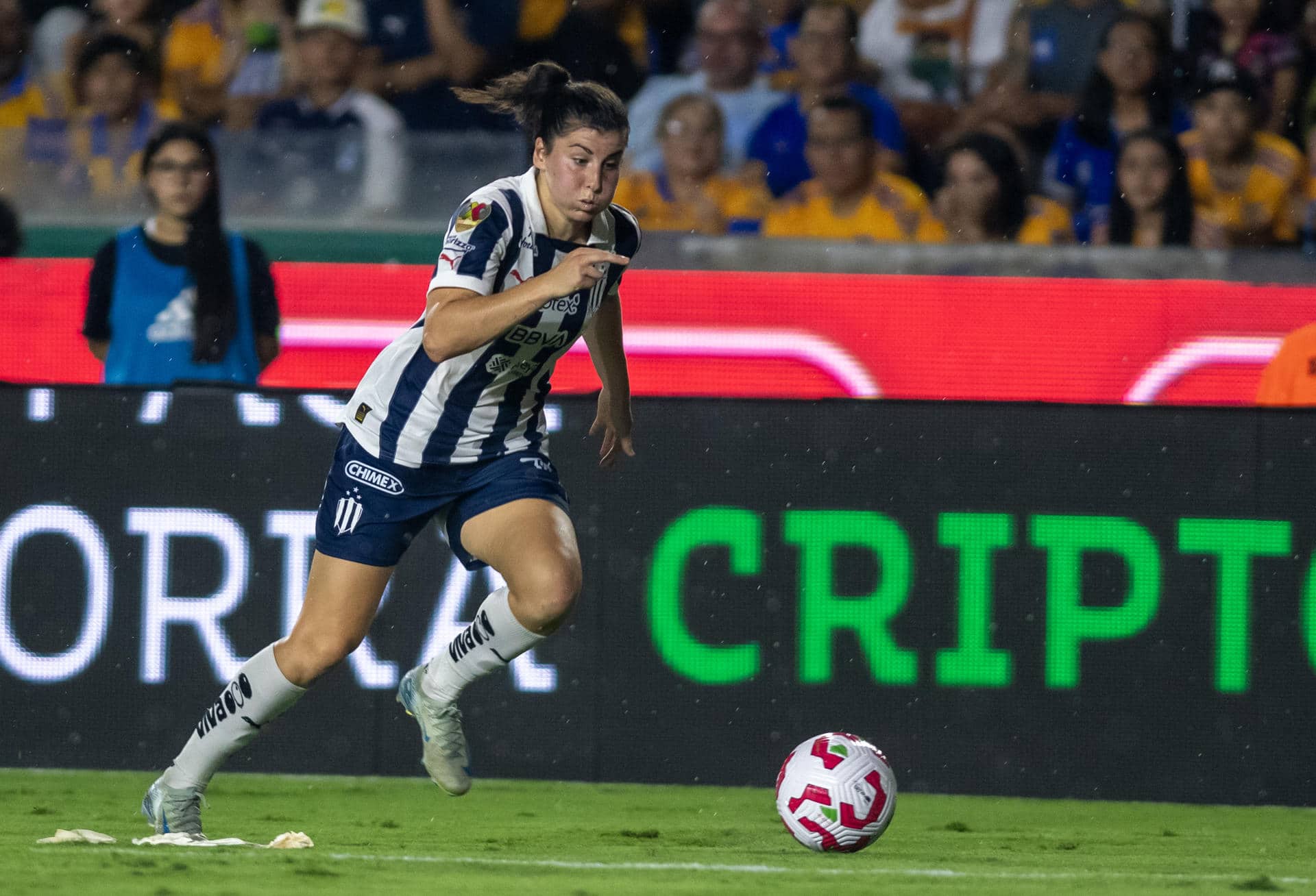 Lucia García de Rayadas controla el balón durante un juego en el estadio Universitario de la ciudad de Monterrey (México). EFE/ Miguel Sierra