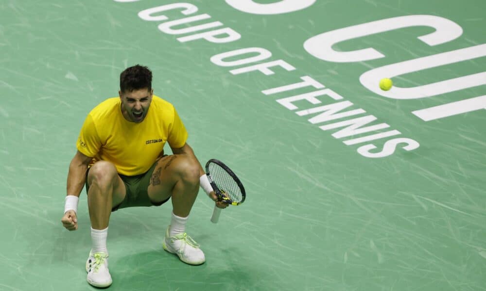 El tenista australiano Thanasi Kokkinakis tras derrotar al estadounidense Ben Shelton en el partido correspondiente a los cuartos de final de la Copa Davis de tenis, cuya fase final se está disputando hoy jueves en el Pabellón José María Martín Carpena de Málaga. EFE/ Jorge Zapata