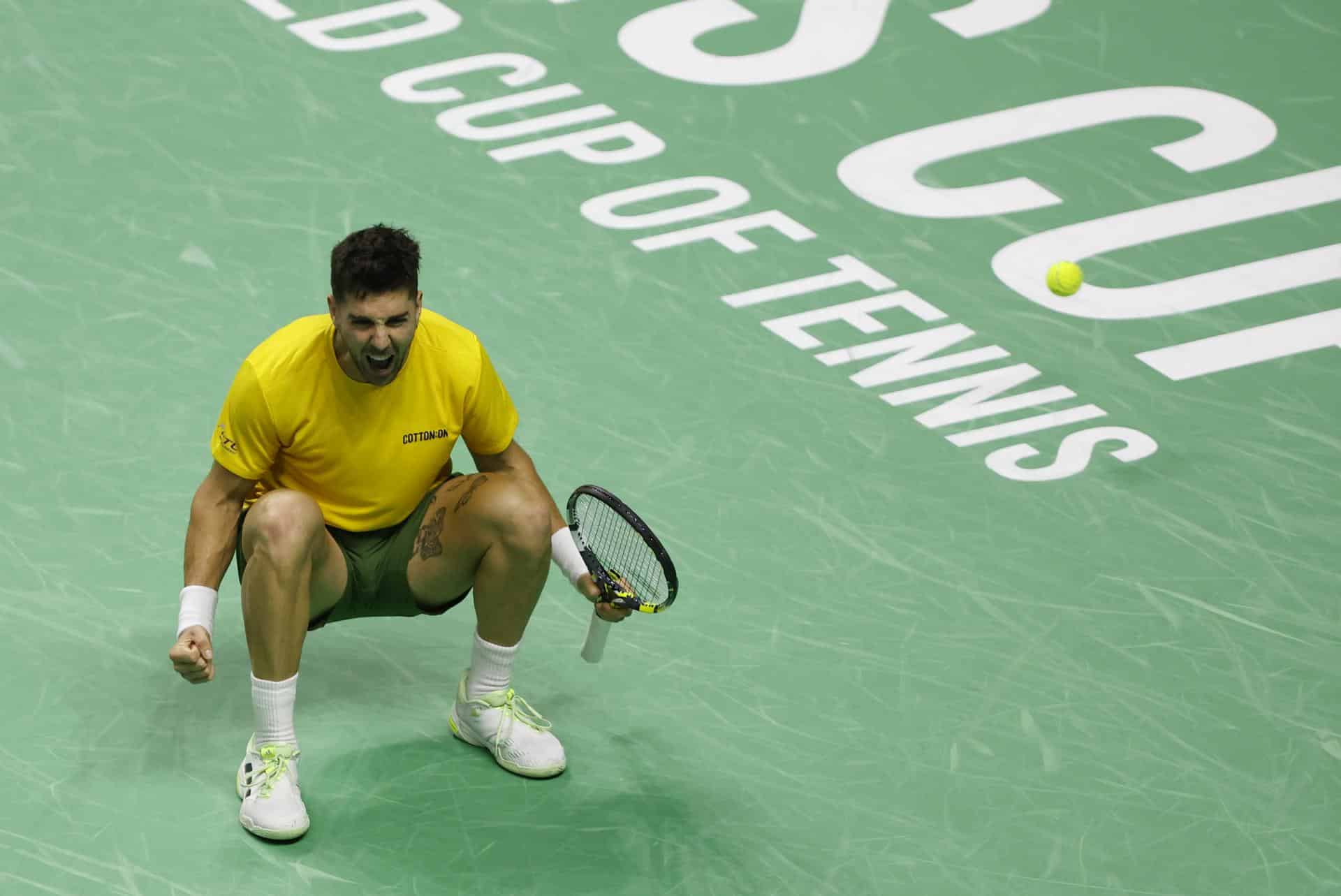 El tenista australiano Thanasi Kokkinakis tras derrotar al estadounidense Ben Shelton en el partido correspondiente a los cuartos de final de la Copa Davis de tenis, cuya fase final se está disputando hoy jueves en el Pabellón José María Martín Carpena de Málaga. EFE/ Jorge Zapata