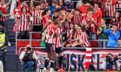 Los jugadores del Athletic Club, Álex Belenguer y Nico Williams, celebran un gols en el estadio de San Mamés, en Bilbao. EFE/Javier Zorrilla.