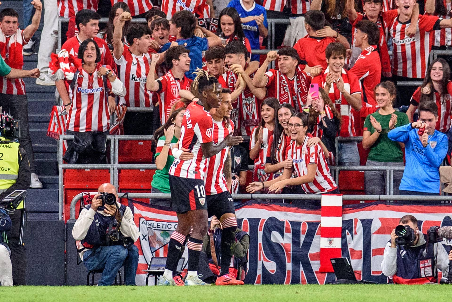 Los jugadores del Athletic Club, Álex Belenguer y Nico Williams, celebran un gols en el estadio de San Mamés, en Bilbao. EFE/Javier Zorrilla.